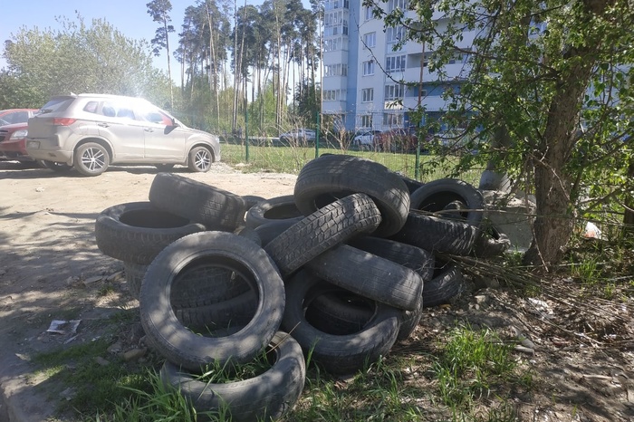 ЕМУП «Спецавтобаза» предложила жителям дома в Екатеринбурге самим заплатить за прием чужих покрышек