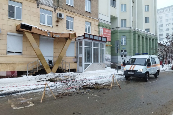 Второй балкон за последние два дня рухнул с высоты в Воронеже