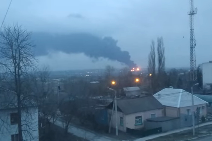 На нефтебазе в Белгороде горят восемь резервуаров с топливом