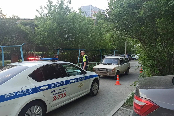 В Екатеринбурге попала под машину 3-летняя девочка