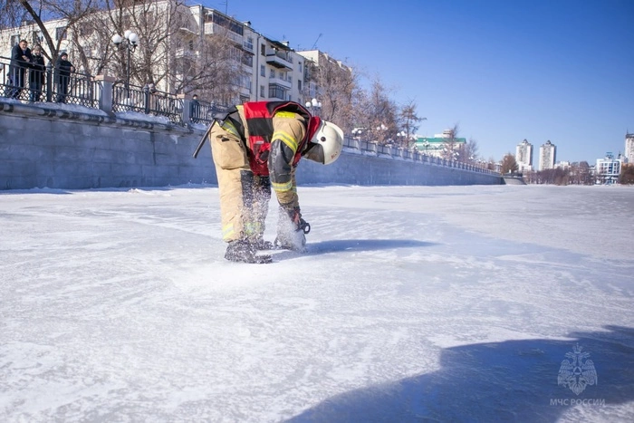 Рыбак утонул, провалившись под лед в Кургане