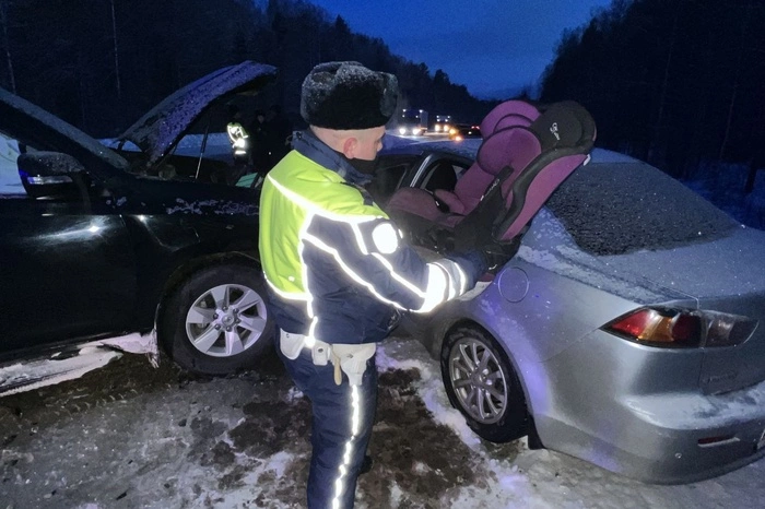 Трое взрослых и трое детей пострадали по вине «торопыги» на Серовском тракте