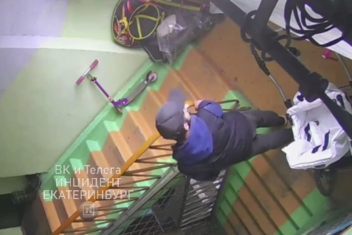Кража велосипеда из подъезда пятиэтажки попала на камеру в Екатеринбурге