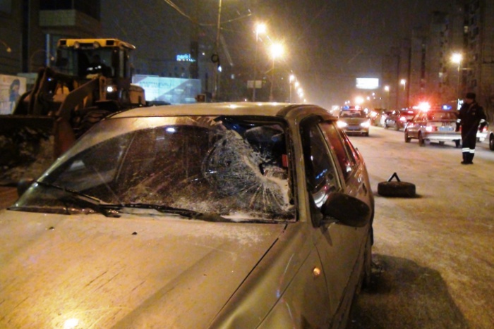 Водитель Daewoo Nexia сбил двух пешеходов на улице Малышева в Екатеринбурге