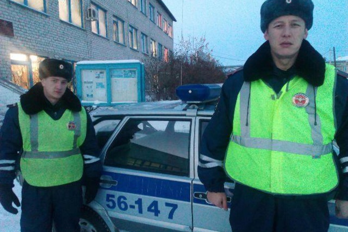 Водителя без бензина, телефона и денег спасли инспекторы ДПС на Урале