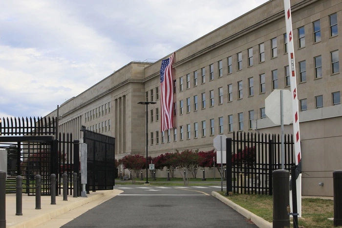 Познер заявил о переносе программы с экс-главой Пентагона из-за Сирии