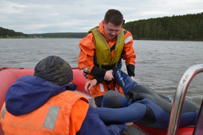 Уральские спасатели отработали навыки спасения на воде