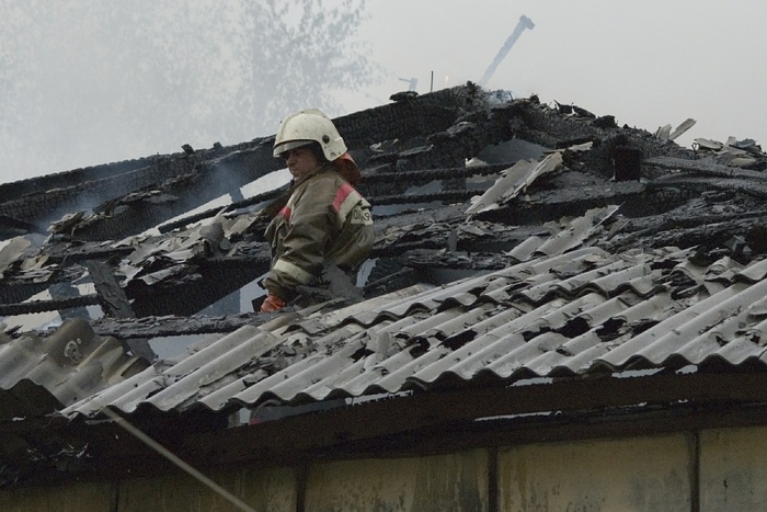 В Совхозном сгорел большой частный дом на две семьи