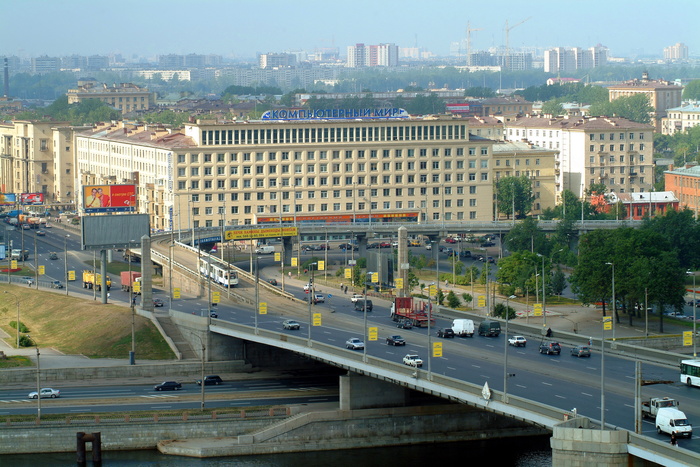 Мост в Петербурге развелся сам по себе и покалечил трех водителей