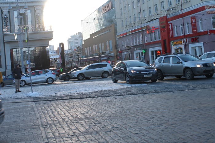 В Екатеринбурге изменили движение по Ленина