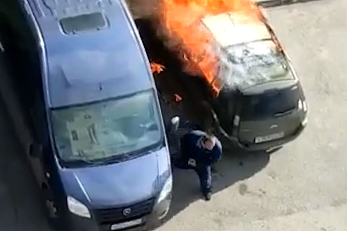 Свердловчанин погиб, пытаясь спасти свою машину от огня