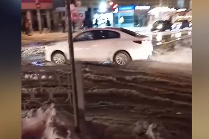 В Екатеринбурге затопило улицу из-за коммунальной аварии
