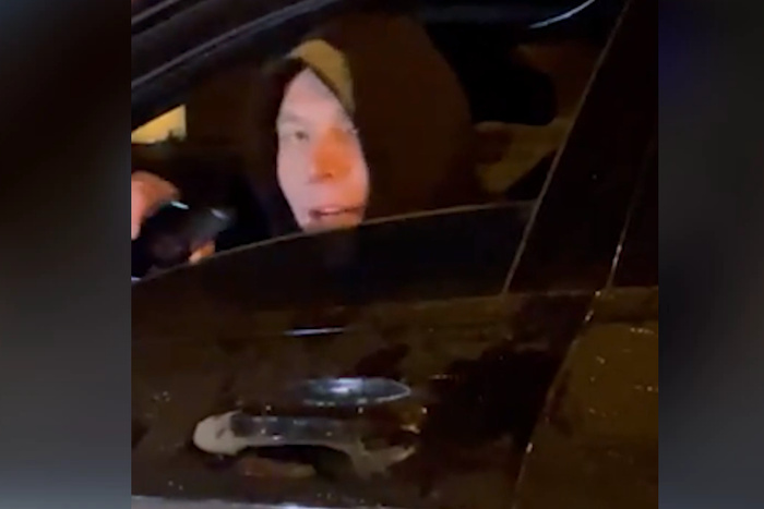 В центре Екатеринбурга водитель с номером «001» плевался в чужую машину
