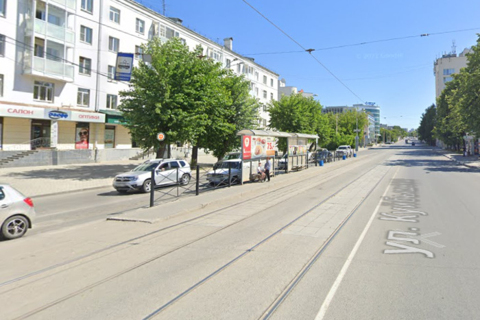 В центре Екатеринбурга без предупреждения перекопали трамвайную остановку