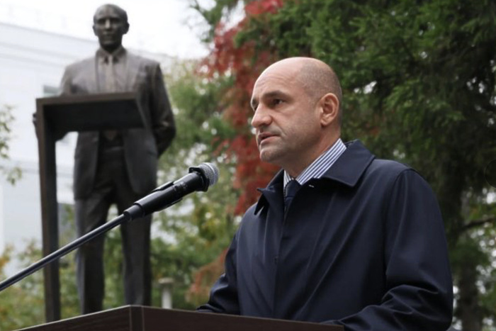 В центре Екатеринбурга собрались десятки статусных политиков