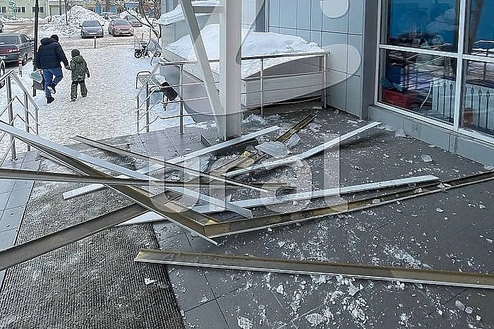 Обрушение козырька входа в бассейн УрФУ в Екатеринбурге «обросло» уголовным делом