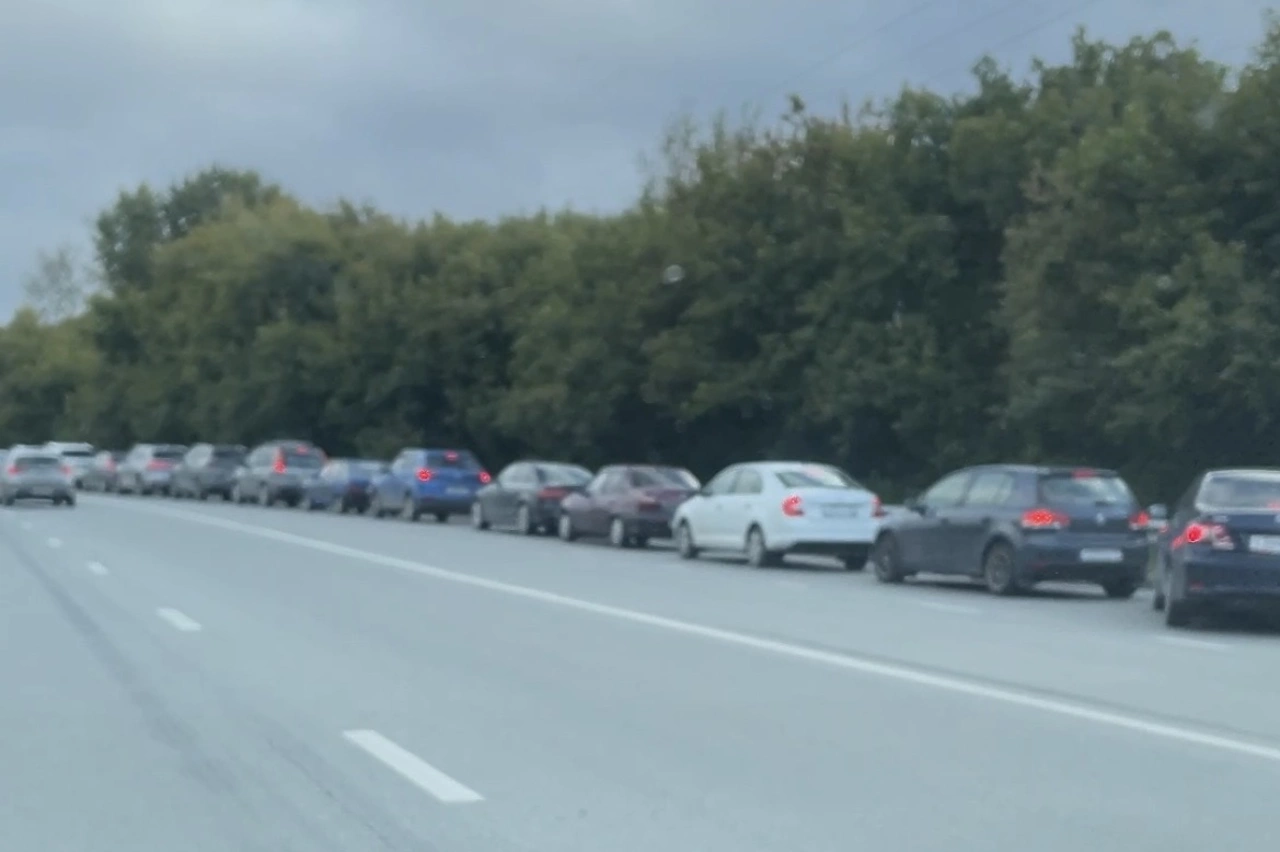 В 8 утра в Екатеринбурге «колбаса» из машин стояла практически на каждой заправке