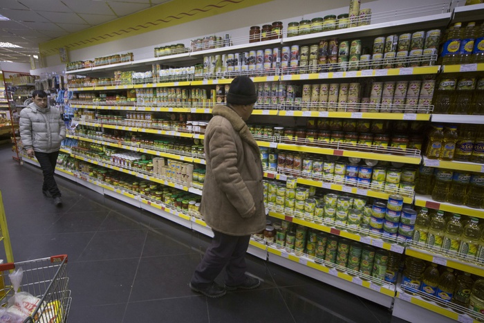 Охранников супермаркета в Копейске подозревают в издевательстве над покупателем