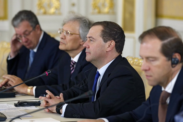 Медведев пришел на заседание в итальянском галстуке от Brioni (ФОТО)