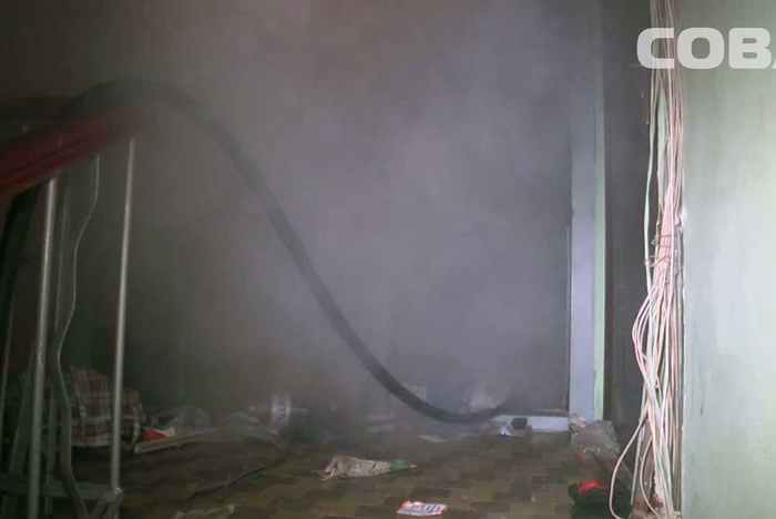 Екатеринбуржец погиб при пожаре в захламленной квартире