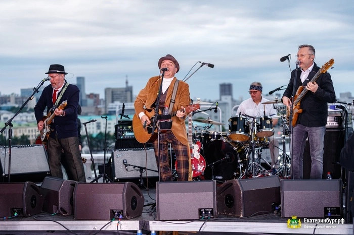 Концерт на крыше, квартира молодоженам, награждение медиков и праздничный фейерверк