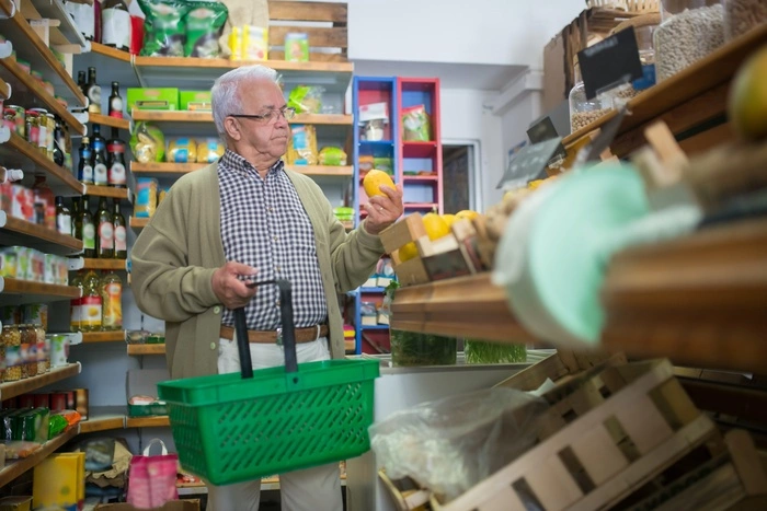 Выяснилась причина нехватки на участках продуктовых карточек для пенсионеров