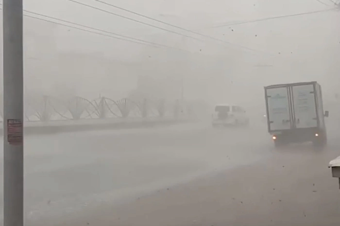 В Екатеринбурге во время ливня ветром унесло «Газель»