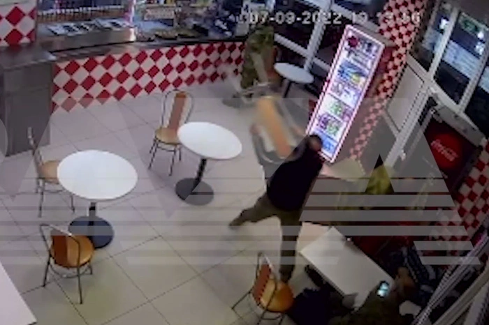 «Чё смотришь?» Вернувшийся со спецоперации военный избил стулом директора пиццерии