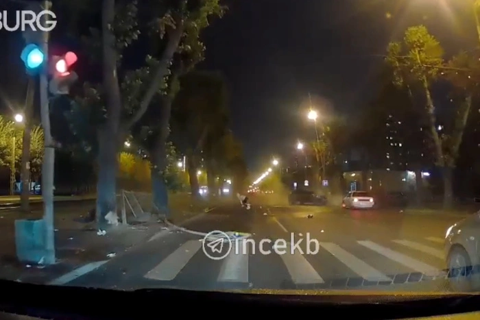 Авария, похожая на съемки кино, произошла накануне вечером на проспекте Космонавтов