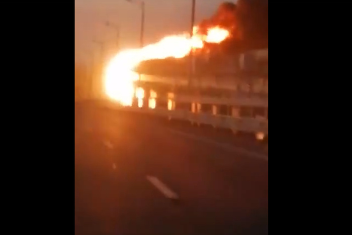 Появилась видеозапись взрыва грузового автомобиля на Крымском мосту