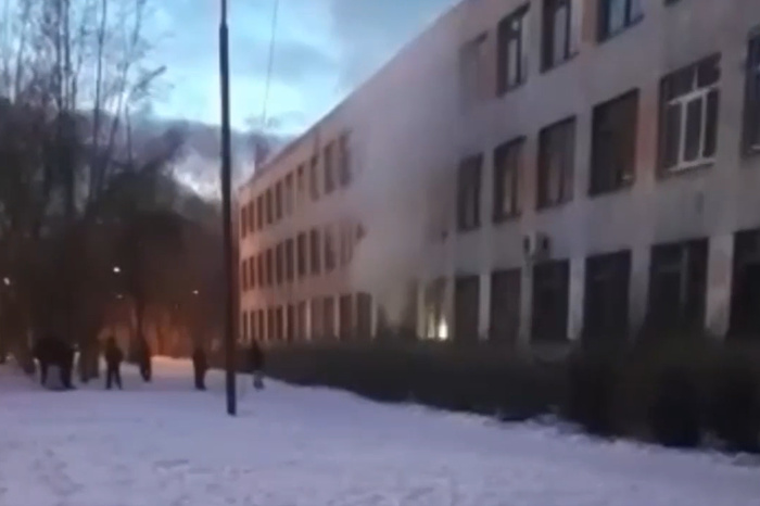 В Екатеринбурге загорелась школа