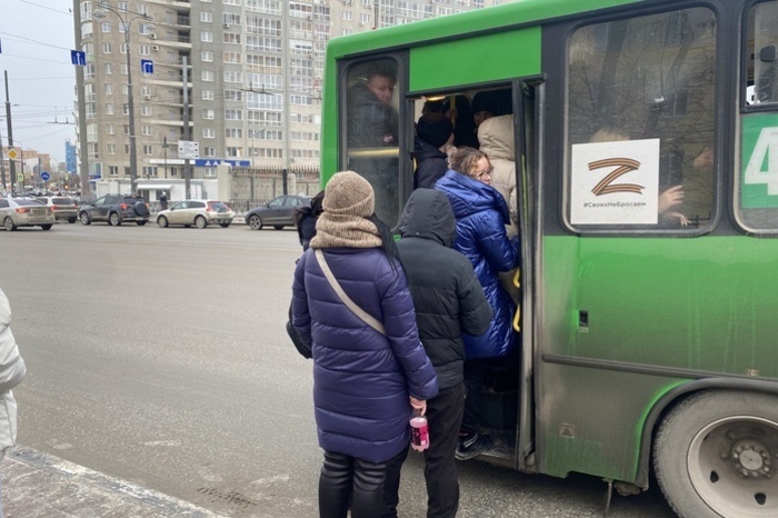 В Екатеринбурге парень попытался выгнать из автобуса дедушку-инвалида, но получил удар ногой