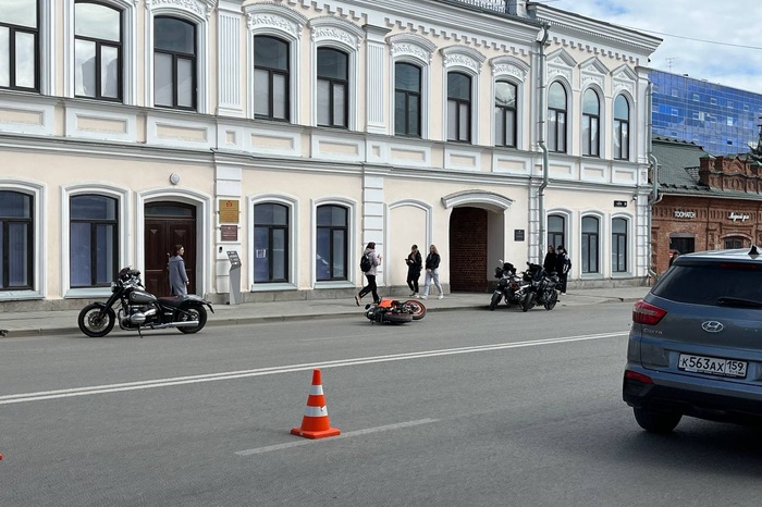 Увезла реанимация: в центре Екатеринбурга легковушка сбила байкера