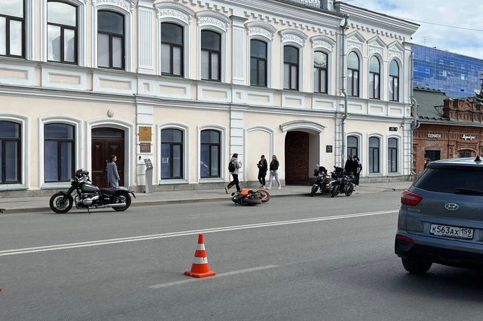 Увезла реанимация: в центре Екатеринбурга легковушка сбила байкера