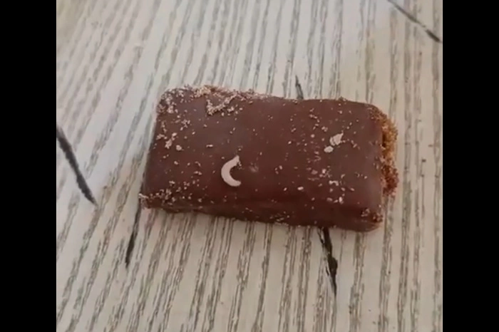 Свердловчанин купил в магазине конфеты с червями