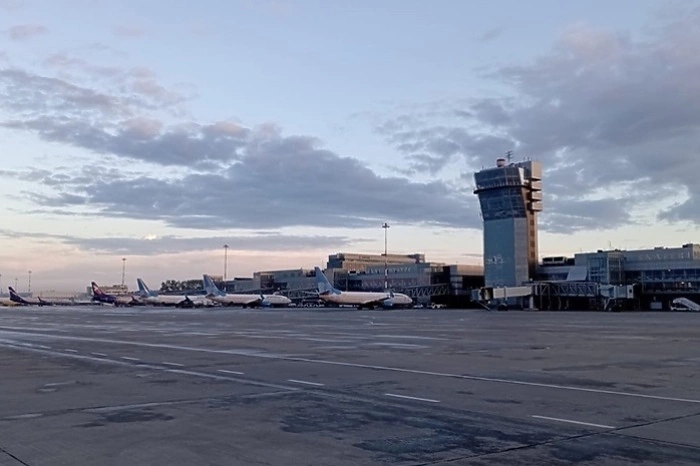 В Екатеринбурге массово задержаны и отменены авиарейсы