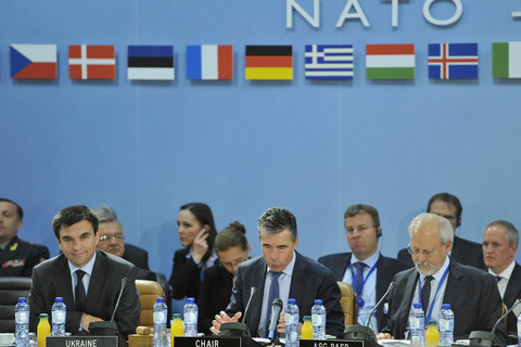 Генсек НАТО обвинил Россию в применении новой военной тактики