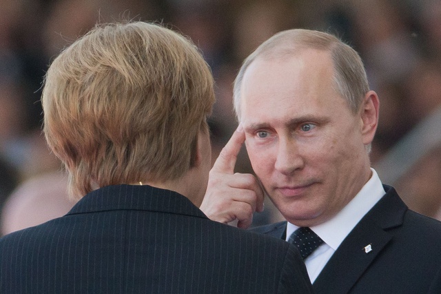 После разговора с Порошенко Меркель позвонила Путину