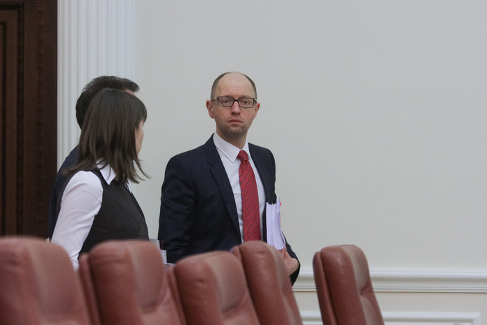Яценюк не ожидает прямого вторжения из России 9 мая