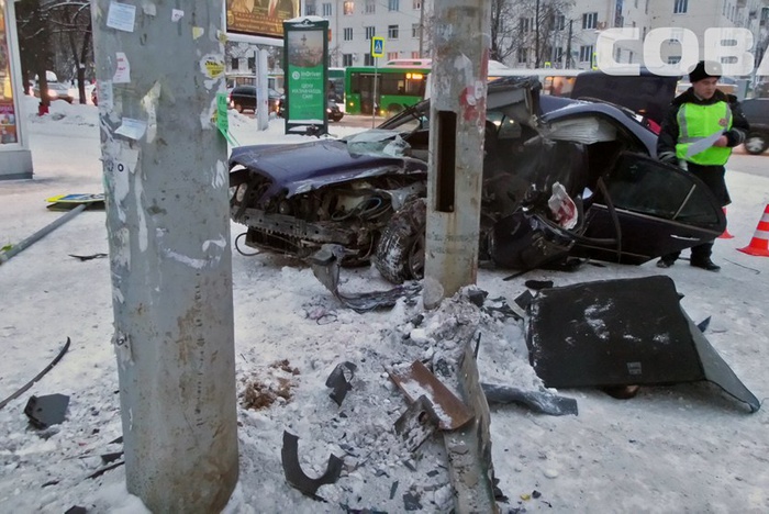 Водитель Mercedes погиб в Екатеринбурге, врезавшись в опору освещения