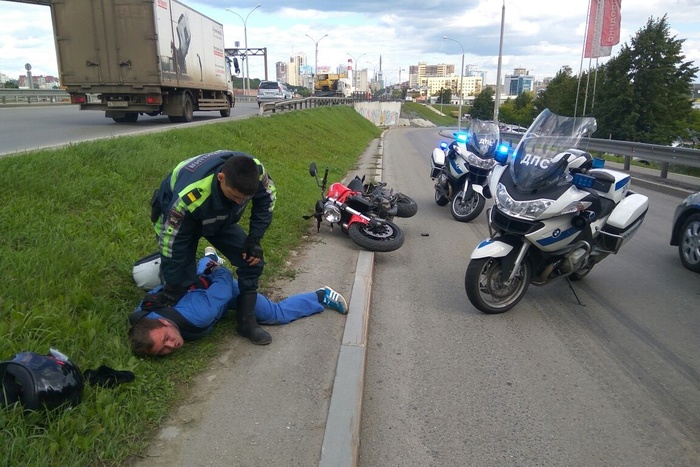 Инспекторы мотопатруля ГИБДД в ходе погони задержали мотоциклиста без прав
