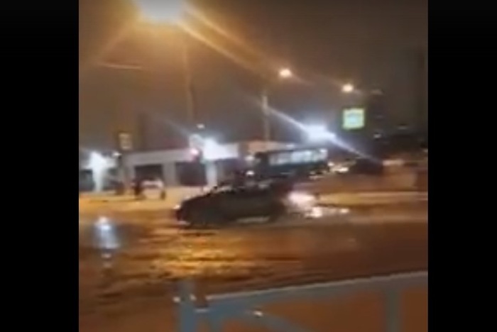 В Екатеринбурге затопило улицу Куйбышева