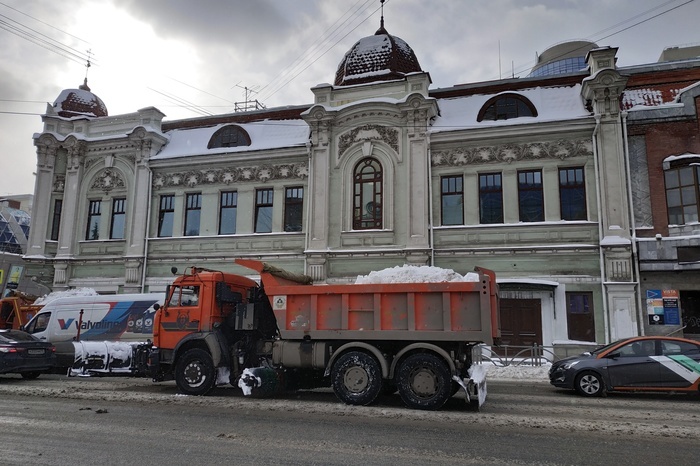 Снег из Екатеринбурга вывозят тоннами: когда город полностью очистят от осадков
