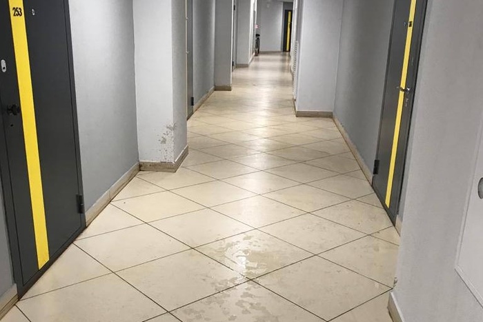 В мэрии Екатеринбурга обещали компенсировать ущерб в затопленной многоэтажке на Краснолесье