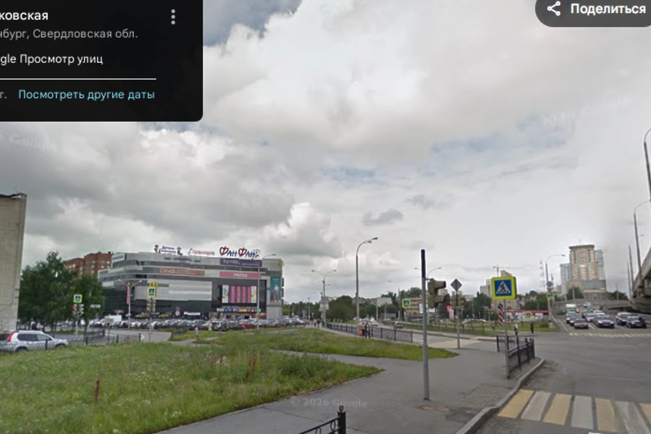 Руководство «Фан-Фан» в Екатеринбурге ограничило сквозной проезд через парковку ТЦ