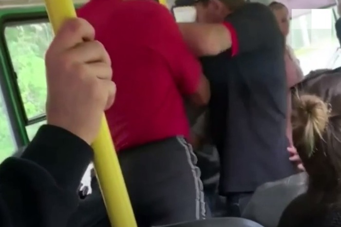 В Екатеринбурге водитель автобуса избил пассажира