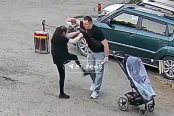 В центре Екатеринбурга мужчина подрался с женщиной из-за мороженого