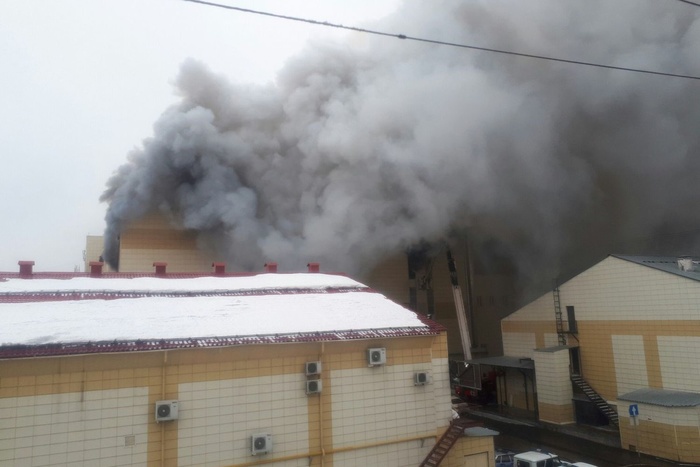 Число жертв пожара в кемеровском ТЦ превысило 50 человек