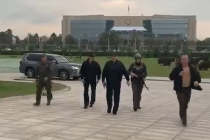«Мы с ними разберёмся»: Лукашенко прилетел в Минск с автоматом в руках