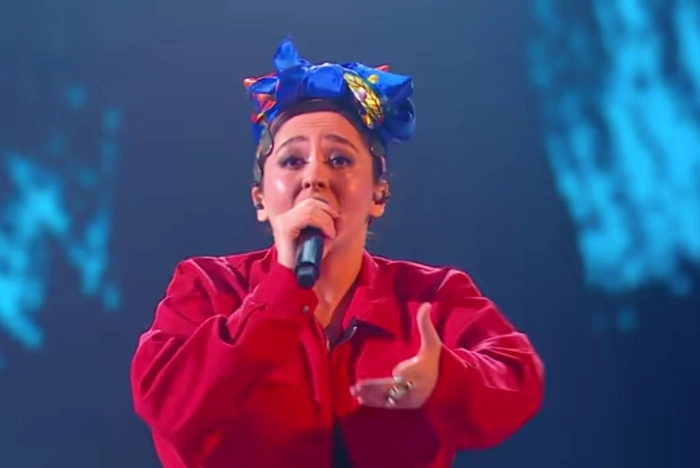 Депутат Госдумы потребовала отобрать у участницы «Евровидения» российский флаг